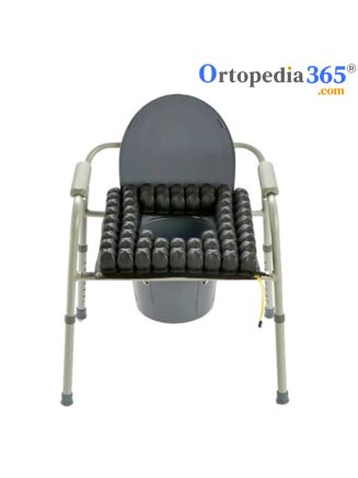 Cojín antiescaras de aire ROHO colocado en silla de ducha para personas mayores