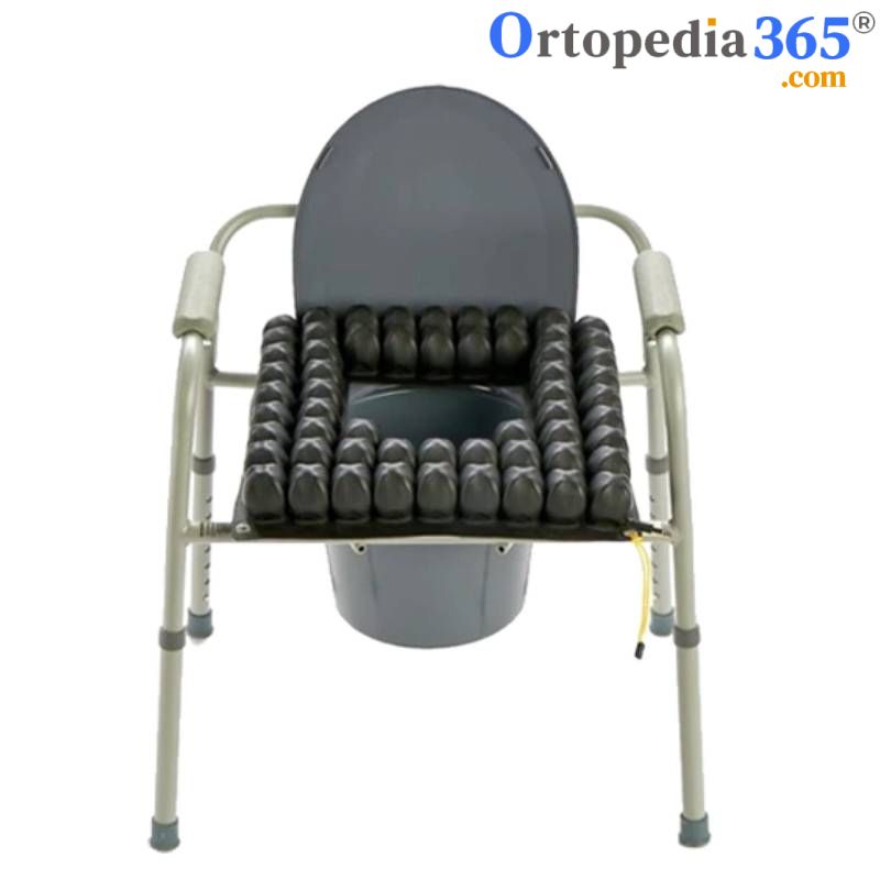 Cojín antiescaras de aire ROHO colocado en silla de ducha para personas mayores